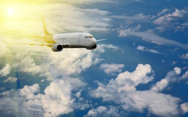 uçak beyaz bulutlar ile mavi gök