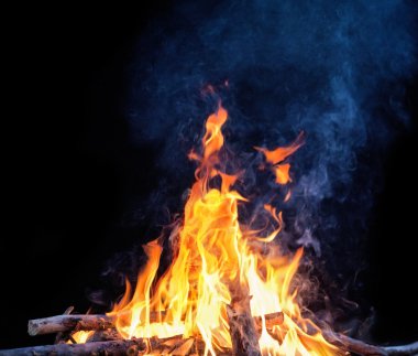 parlak campfireon siyah arka plan