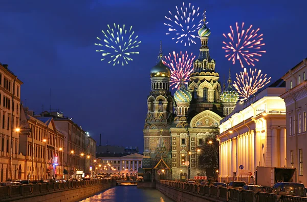 Fuegos artificiales sobre el templo del salvador en la sangre — Foto de Stock