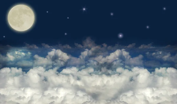 Повний місяць над темними хмарами — стокове фото