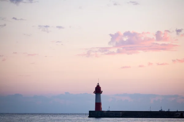 灯塔附近海上日落 — 图库照片