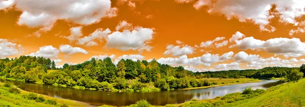 Panorama con río bajo cielo anaranjado —  Fotos de Stock