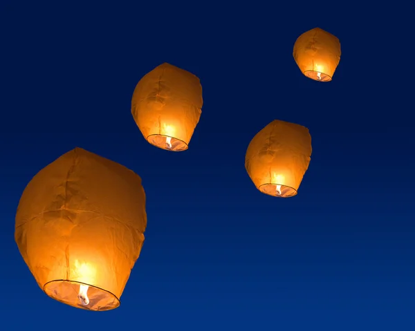 Gele papieren lantaarns in donkere hemel — Stockfoto