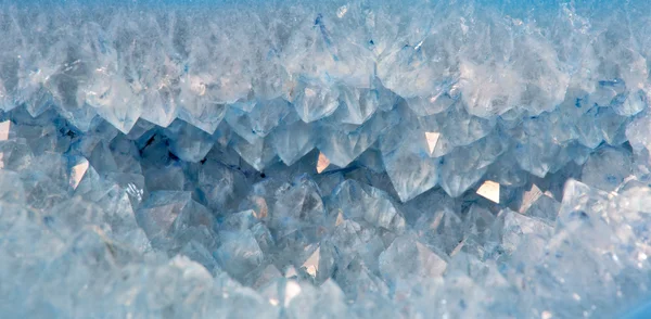 Кристаллы кварца в голубом агате — стоковое фото