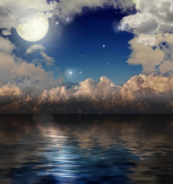 Sarı moon ve yansıması ile kara bulutlar