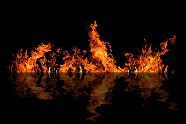 Оранжевая полоса огня с отражением на черном — стоковое фото