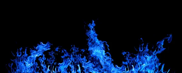 Tmavě modrý oheň izolovaných na černém — Stock fotografie