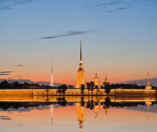 St. peter och paul fästning natt reflektion — Stockfoto