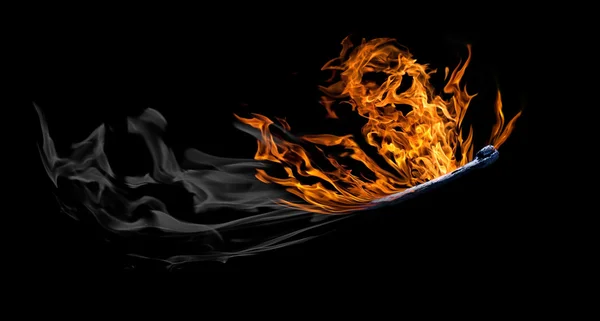 飞行的蝴蝶形状火焰与烟气 — 图库照片