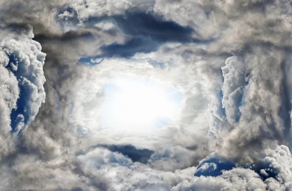 Zonlicht in donkere onweer wolken — Stockfoto