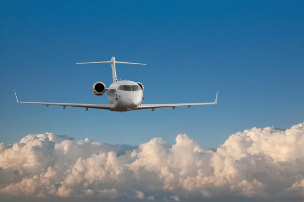 Avião acima de nuvens brancas — Fotografia de Stock