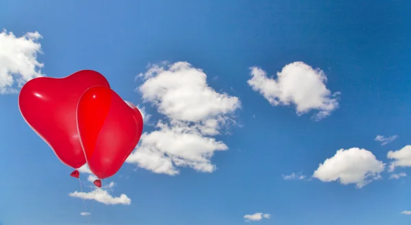 Couple red heart shape balloons on blue sky — Stock Photo, Image