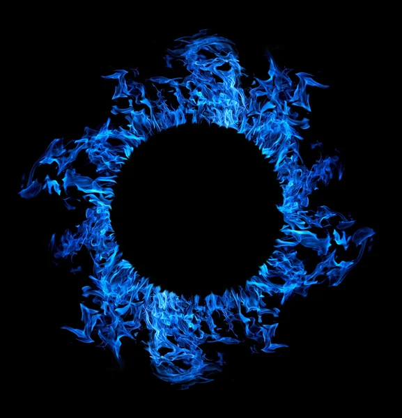 Cercle de flamme bleue isolé sur noir — Photo