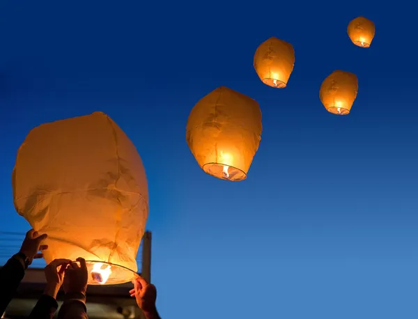 Lanternas lançamento no céu escuro noite — Fotografia de Stock