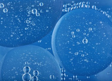 Suda kabarcıklar olan mavi soyut arkaplan