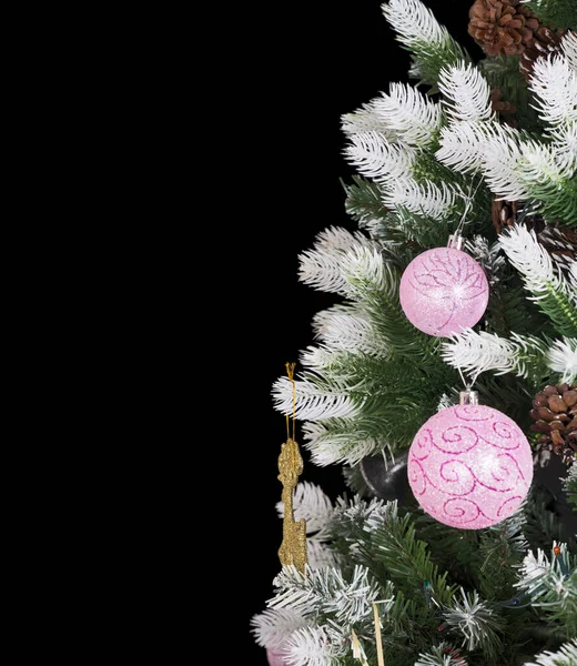Teil Des Geschmückten Weihnachtsbaums Isoliert Auf Schwarzem Hintergrund — Stockfoto