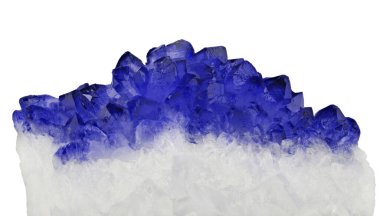 Beyaz arkaplanda izole edilmiş parlak safir kristalleri