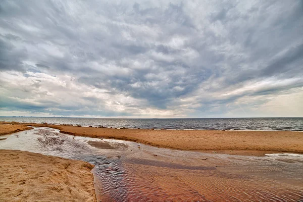 Песчаное Побережье Моря Небом Темно Серыми Облаками — стоковое фото