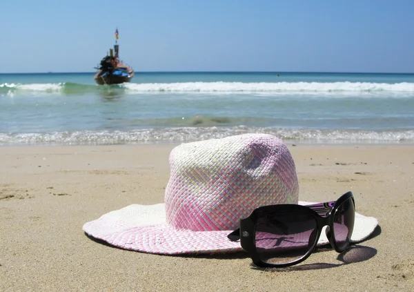Chapeau de paille sur la plage de l'île de Phuket, Thaïlande — Photo