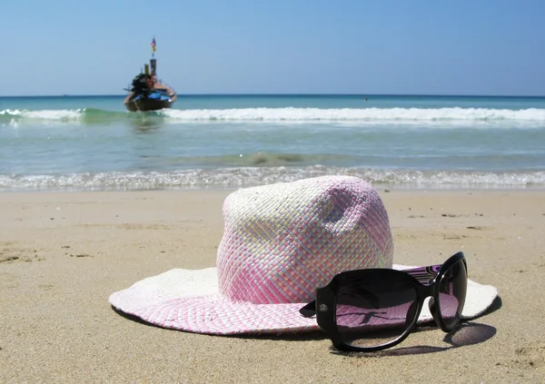 Straw hat on the beach of Phuket island, Thailand — Stock Photo, Image