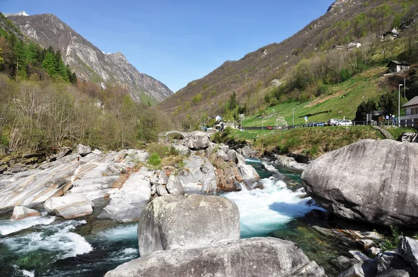 Gebirgsfluss im Verzasca-Tal, italienischer Teil der Schweiz — Stockfoto