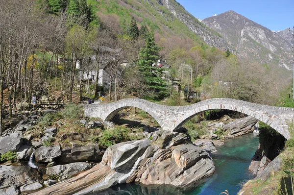 Puente de Ponte dei salti en Lavertezzo, Suiza — Foto de Stock