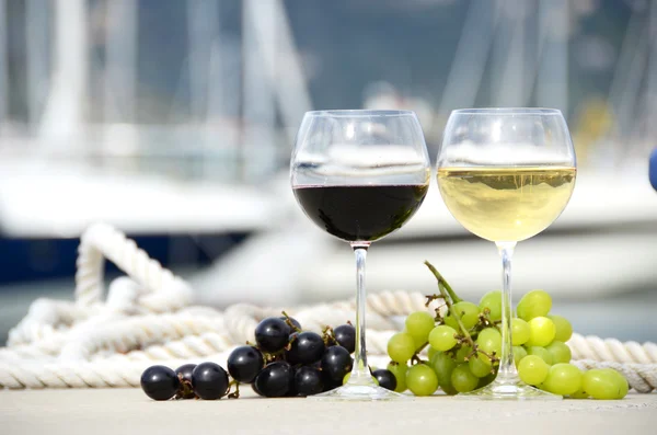 Paire de verres à vin et de raisins contre la jetée du yacht de La Spez — Photo