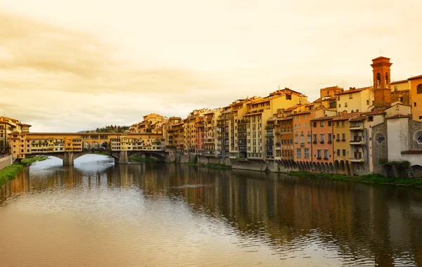 Ponte vecchio Köprüsü üzerinden İtalya Floransa'da arno Nehri — Stok fotoğraf