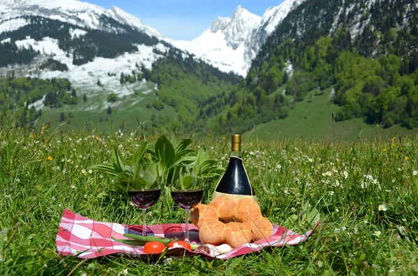 Vino e verdure serviti al picnic sul prato alpino. Svizzera — Foto Stock