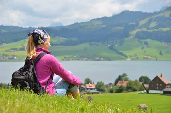 Viaggiatore in cima alla collina — Foto Stock