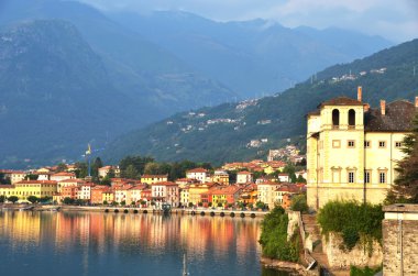 Gravedona town adlı ünlü İtalyan lake como