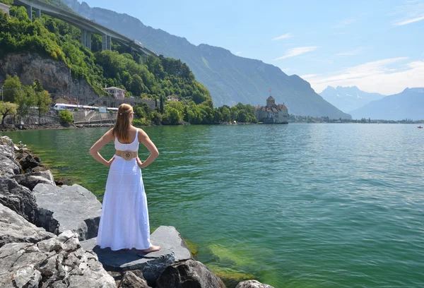 Mujer joven en el lago de Ginebra, Suiza — Foto de Stock