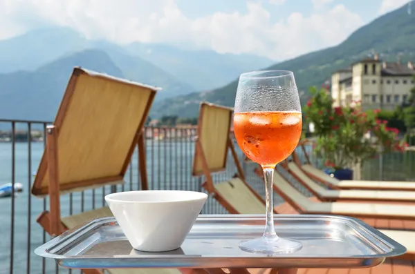 Pair of traditional Italian Spritz cocktails at the swimming poo — Stock Photo, Image