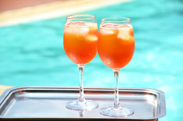 对传统的意大利斯普里兹鸡尾酒在游泳公安条例 》 — 图库照片