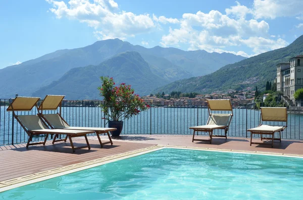 Fila de hamacas contra el lago Como, Italia — Foto de Stock