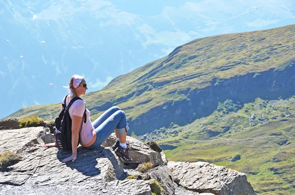 Resenären på toppen av en klippa. Schweiz — Stockfoto