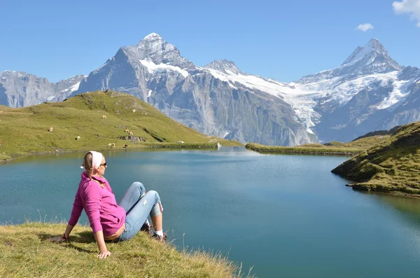 Traveler in the Alpine meadow. Jungfrau region, Switzerland — Stock Photo, Image