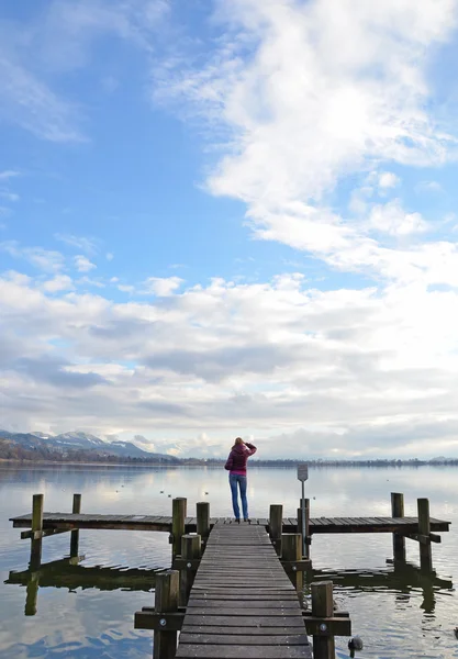 Flicka på bryggan — Stockfoto