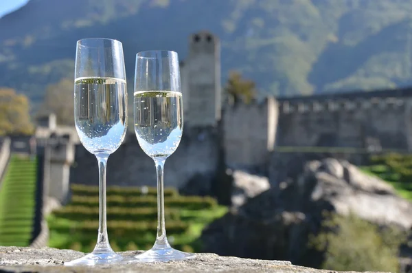 Para kieliszki do szampana. Bellinzona, Szwajcaria — Zdjęcie stockowe