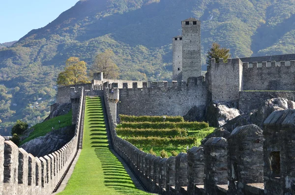 Antiche fortificazioni a Bellinzona, Svizzera — Foto Stock