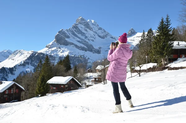 Κορίτσι λαμβάνοντας μια φωτογραφία σε ελβετικά Άλπεις — Φωτογραφία Αρχείου