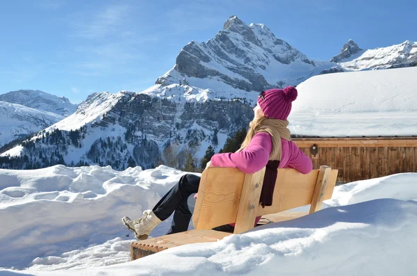 Viaggiatore godendo panorama alpino. Svizzera — Foto Stock