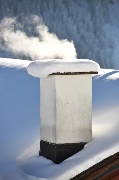 Καπνίζοντας καπνοδόχος του ένα ελβετικό εξοχικό σπίτι — Φωτογραφία Αρχείου