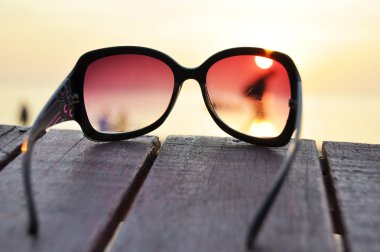 Okyanusu günbatımı güneş gözlüğü ile