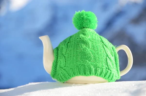 Tetera en la gorra de punto en la nieve — Foto de Stock