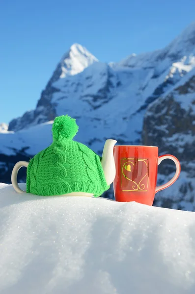 Tetera en la tapa y una taza contra el paisaje alpino — Foto de Stock