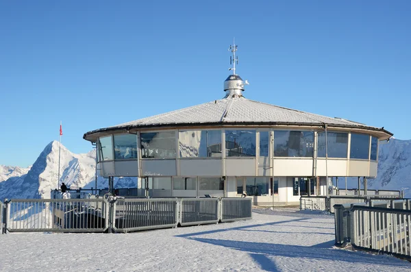 Schilthorn dağ tepesinde ünlü döner restoran s — Stok fotoğraf