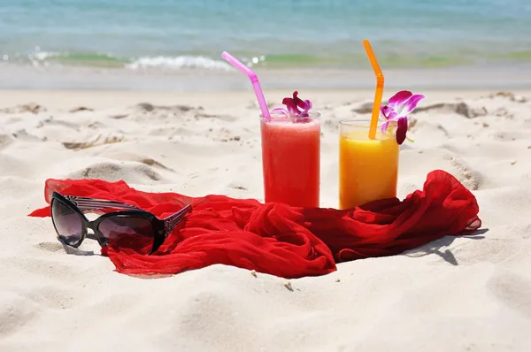 Par de batidos de frutas, chal rojo y gafas de sol en la playa de P —  Fotos de Stock