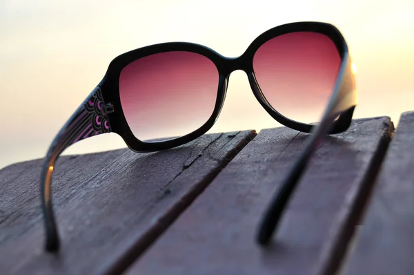 Océano puesta de sol a través de las gafas de sol — Foto de Stock