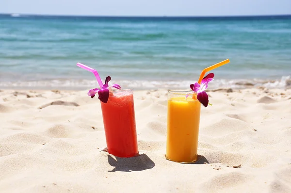 Pair of fruit shakes on the tropical beach — Stock Photo, Image